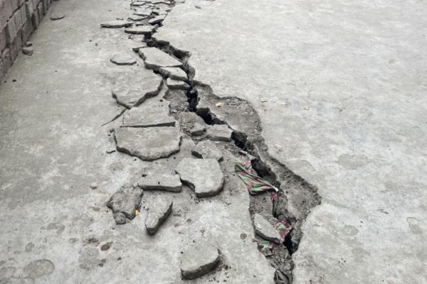 Nền móng yếu, lún không đều là nguyên nhân sàn bê tông bị nứt